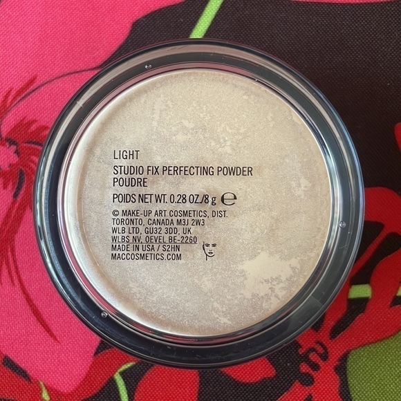 Brand New MAC Cosmetics Studio Fix Perfecting Powder in Light Matte Finish Sheer - Picture 2 of 5